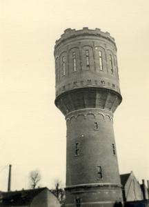 825092 Gezicht op de watertoren aan de Vaartsche Rijn te Utrecht.